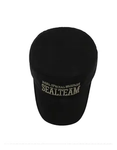 Draufsicht der schwarzen Tactical Flat Top Cap mit grüner Marine-Spezialstickerei
