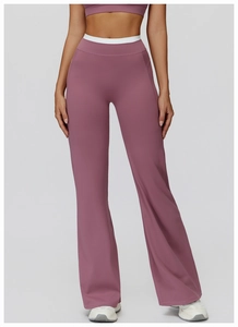 Détail du pantalon de yoga évasé vieux rose avec taille haute contrastée en blanc