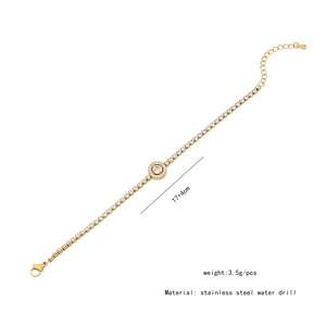 Détail d'un bracelet en acier inoxydable doré avec cœur en zircone et fermoir mousqueton