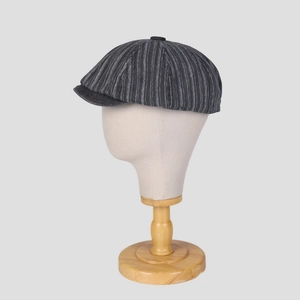 Vue détaillée d'une casquette gavroche vintage grise à rayures sur un mannequin