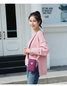 Gros plan d'un mini sac à bandoulière en nylon violet pour téléphone avec pull rose