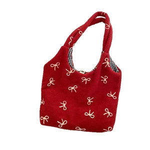 Sac à bandoulière en peluche rouge avec broderies de nœuds blancs et doublure