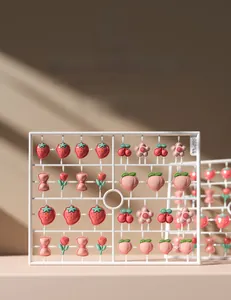 Détail de charmes d'ongles en résine 3D avec motifs de fraises et formes florales