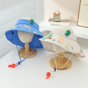 Détail de chapeaux soleil pour enfants avec motifs de dinosaures et sifflet rouge attaché
