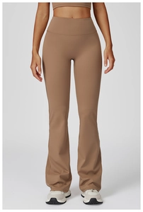Détail arrière d'un pantalon de yoga évasé taille haute et débardeur assorti beige foncé