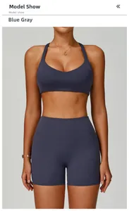 Detail von blaugrauem, hochelastischem Sport-BH und Shorts-Set für Yoga und Fitness