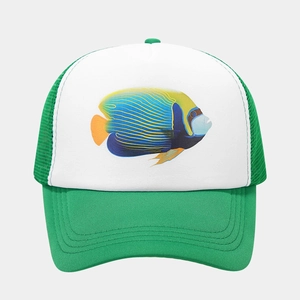 Detailansicht der Mesh-Trucker-Cap mit buntem Tropenfisch-Thermo-Druck von vorne
