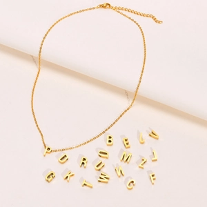 Vista detallada del collar chapado en oro con colgantes de letras DIY P G K T D y R
