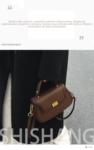 Détail d'un sac à main en cuir marron foncé avec fermoir doré et style facteur rétro