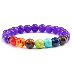 Détail d'un bracelet de perles chakra 8mm avec perles mauves et séparateurs dorés
