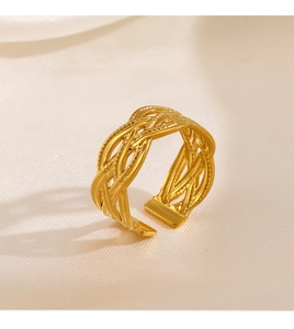 Vue macro d'une bague en acier inoxydable plaqué or 18k avec texture tissée ajourée