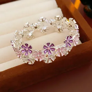 Buntes Emaille-Blumen-Armband mit rosa und lila Blütenblättern in silberner Fassung