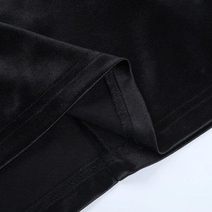 Détail macro du tissu de la robe noire montrant les coutures de haute qualité et la finition