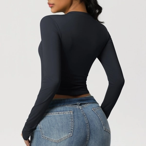 Détail d'un crop top de sport à manches longues et coupe ajustée pour yoga et fitness
