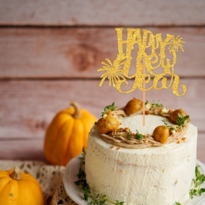 Décoration de gâteau Happy New Year pailletée dorée sur gâteau à la crème blanc