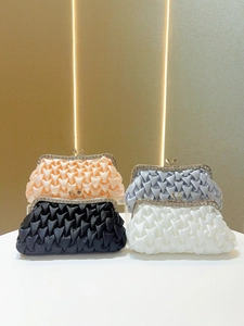 Eleganti borse da sera in raso con strass nei colori champagne, argento e nero opaco