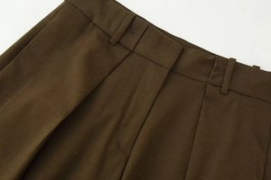 Détail de la taille du pantalon plissé marron olive et texture du tissu de qualité