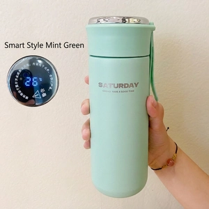Gros plan d'un thermos vert menthe avec écran LED numérique affichant la température