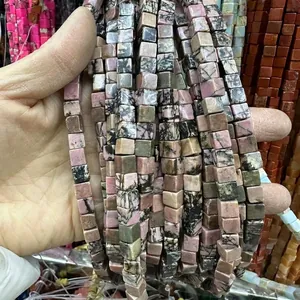 Détail de perles carrées en pierre naturelle rose et grise pour bijoux DIY