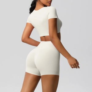 Seitenansicht des cremeweißen Yoga-Sets mit High-Waist-Shorts und bauchfreiem Oberteil