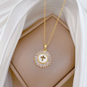Elegante collana a croce in acciaio al titanio dorato con zirconi su portagioie