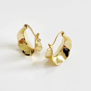 Minimalist 925 sterling silver U-shaped gold hoop earrings with irregular wave texture