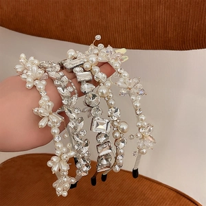 Gros plan de serre-têtes baroques vintage français avec perles et strass étincelants