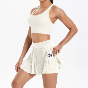 Détail d'une jupe de sport beige avec une poche latérale pour ranger un portable