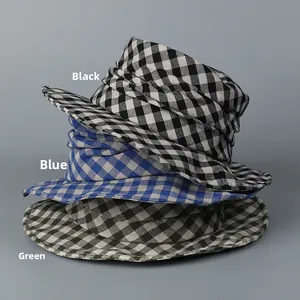 Stapel von schwarz, blau und grün karierten Fischerhüten aus Baumwolle und Leinen