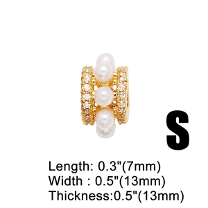 Dettaglio macro del ciondolo placcato oro con perle e zirconi, 7x13x13 mm