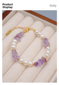 Vue macro du bracelet orné de perles d'eau douce et d'éclats d'améthyste violette