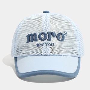 Détail de la texture en maille et broderie moro sur la casquette bleu clair