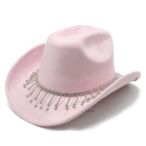 Détail d'un chapeau de cowboy rose en suédine avec franges de strass scintillantes