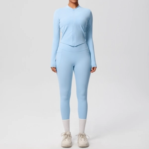 Détails de l'ensemble de yoga bleu clair avec veste zippée et leggings à poches latérales