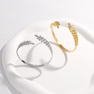 Vista macro di bracciali a foglia regolabili in acciaio inossidabile oro e argento