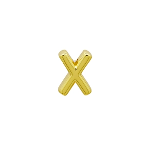 Dettaglio di un ciondolo a lettera X in oro 18k 3D con finitura a specchio lucida