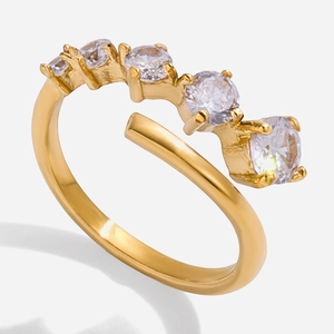 Anillo abierto clásico de acero inoxidable en oro 18K con cinco circonitas transparentes