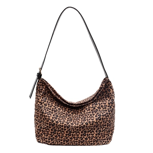 Grande borsa a secchiello con stampa leopardata e tracolla nera regolabile per ogni look