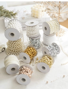 Assortiment de chaînes de perles DIY avec étoiles et perles sur bobines blanches