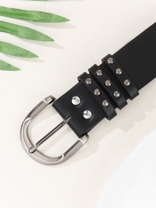 Detail eines schwarzen Punk-Ledergürtels mit silberner Matt-Schnalle und Metallnieten
