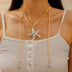 Détail du pendentif étoile de mer bohème argenté sur cordon marron pour les vacances