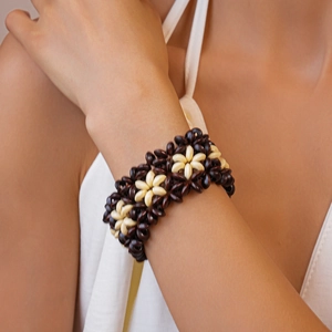 Bracelet ethnique fait main en perles de bois avec motif floral noir et blanc