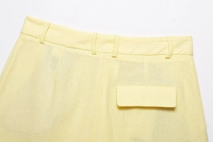 Detailaufnahme des Hosenbundes und der Gesäßtasche der hellgelben Freizeitshorts