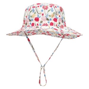 Dettaglio di cappello da sole floreale con cordino bianco regolabile su sfondo bianco