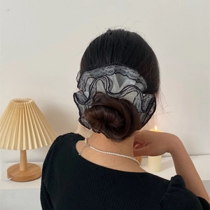 Chouchou élégant en dentelle noire et blanche avec volants pour coiffures chic