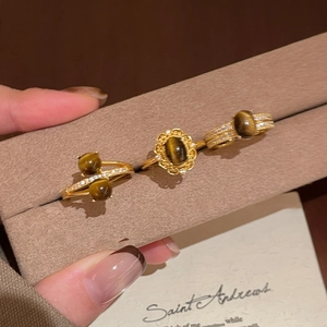 Set di tre anelli placcati in oro con pietra occhio di tigre dal design estetico vintage