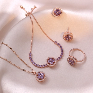 Roségoldenes Blumen-Schmuckset mit lila Zirkonia-Halskette, Armband, Ring und Ohrringen