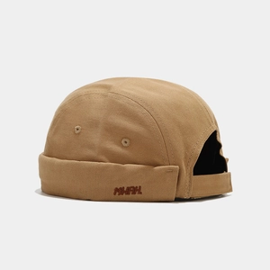Détail du bonnet miki kaki montrant le sergé de coton et la broderie MHFH brune