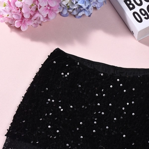 Gros plan détaillé de la taille élastique à paillettes sur un short en dentelle noire