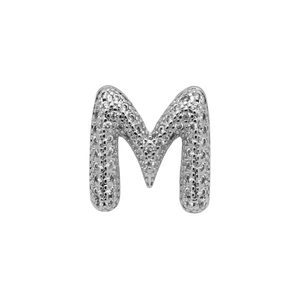 Detailweergave van zilveren letter M bedel met strass-steentjes voor DIY armbanden